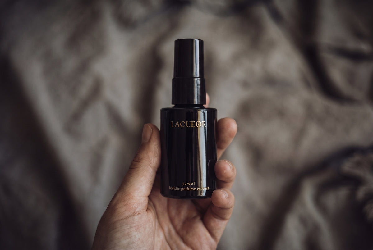 Juwel Parfum-Essenz, Flasche in der Hand auf Leinen