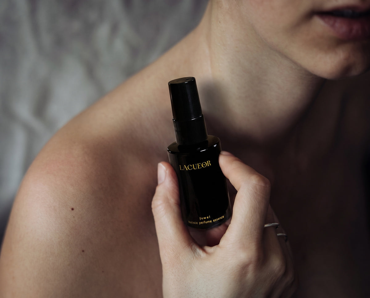 Juwel Parfum-Essenz am Schlüsselbein