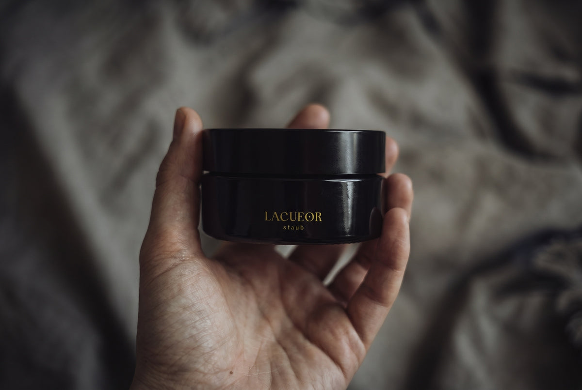 Staub Maske und Peeling, Tiegel in der Hand auf Leinen