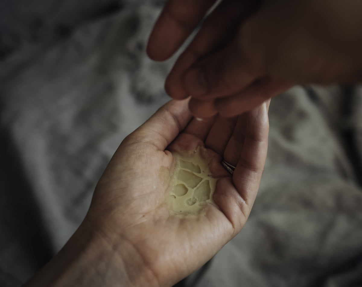 Essenz, klares Gel in der Handfläche