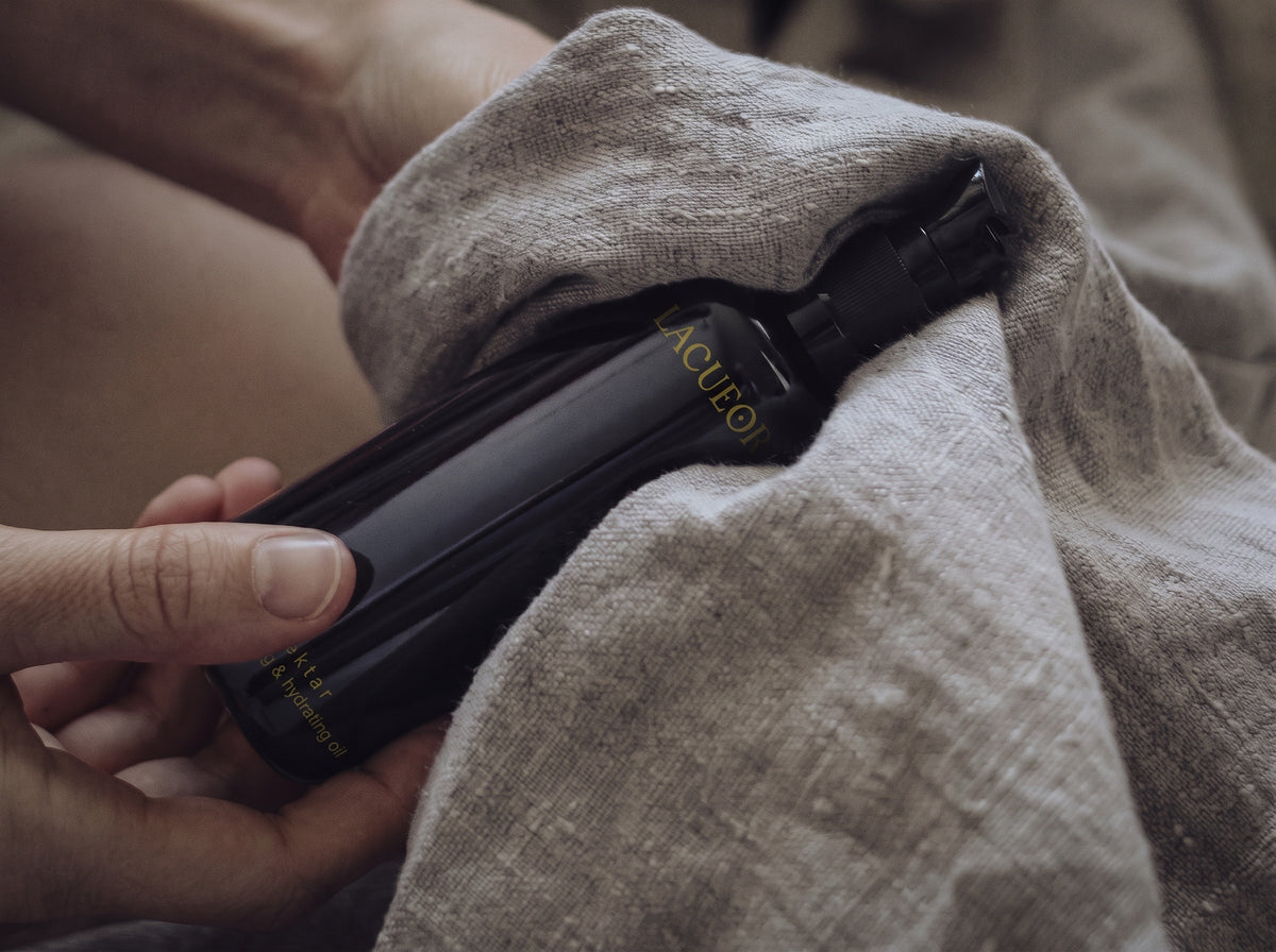 Nektar, Flasche in der Hand mit Leinentuch