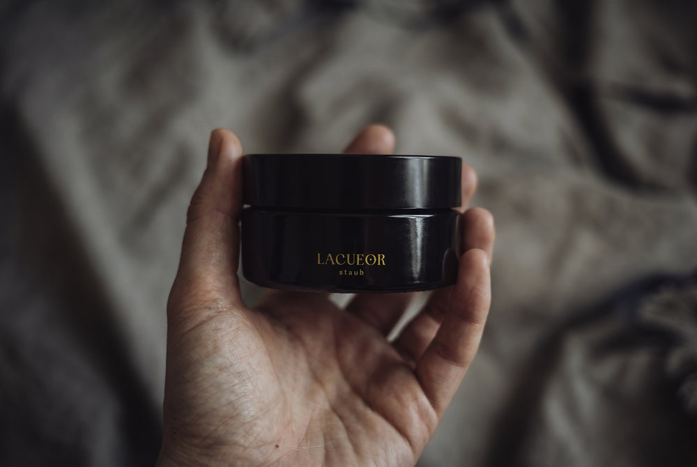 Staub Maske und Peeling, Tiegel in der Hand auf Leinen