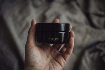 Staub Maske und Peeling, Tiegel in der Hand auf Leinen