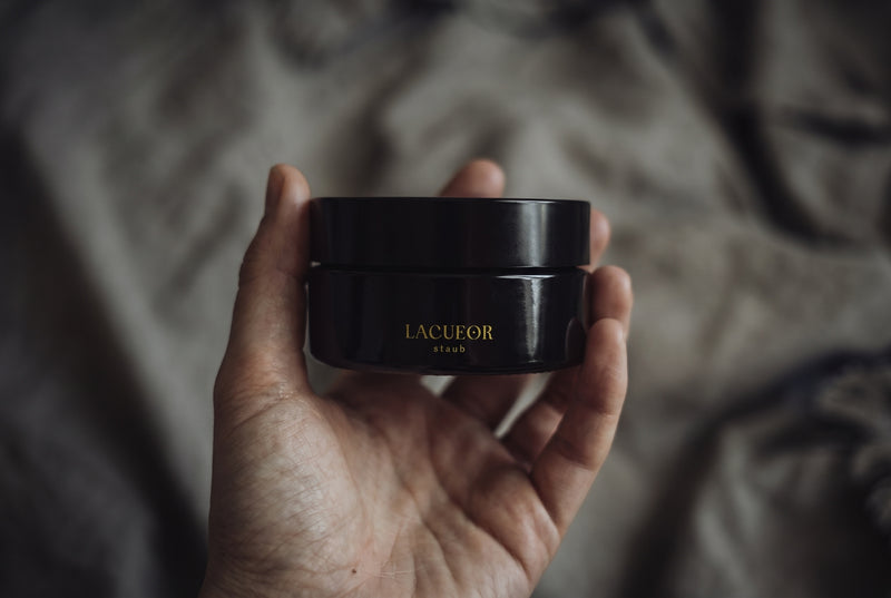 Staub Maske und Peeling, Tiegel in der Hand auf Leinen
