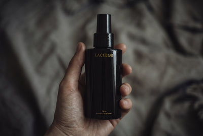 Tau Gesichtsnebel, Flasche in der Hand auf Leinen