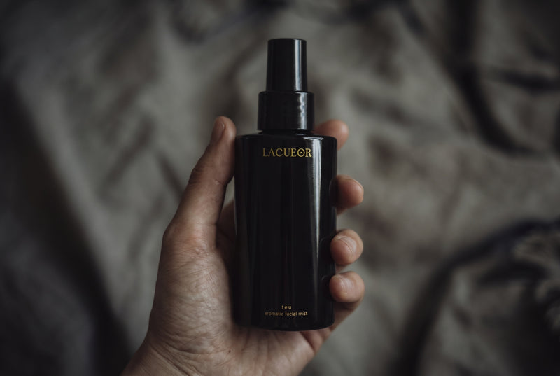 Tau Gesichtsnebel, Flasche in der Hand auf Leinen