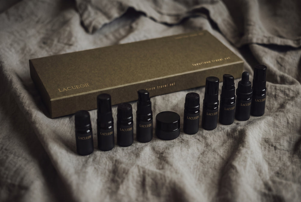 Luxurious Travel Set, Box und neun Minis auf Leinen
